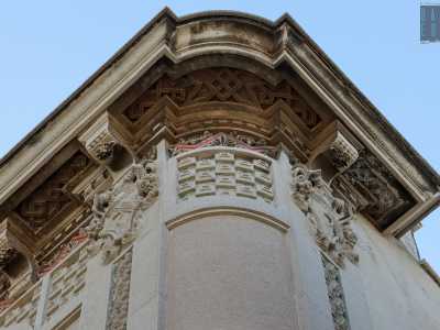 ...fino allo smusso angolare. Sulla stessa sono presenti anche dei peducci che reggono la sovrastante mensola marcapiano con motivi geometrici